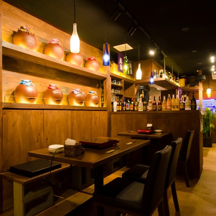 名嘉真本店の店内